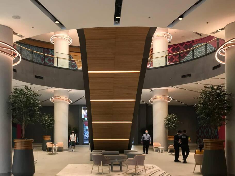 Frank Porter - Mon Reve Apartment Dubai