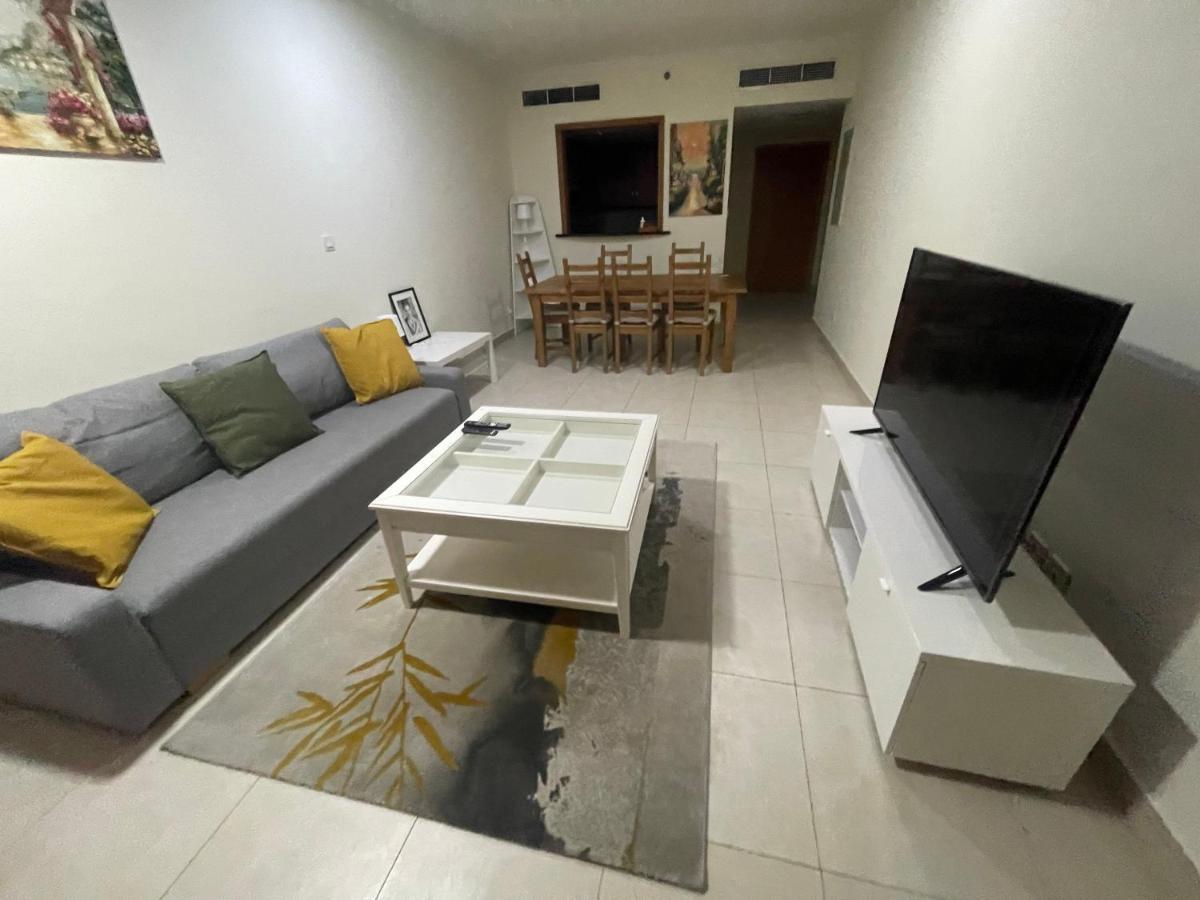Metro Premium Location Spacious 2 Bedroom Right Next To The Metro *