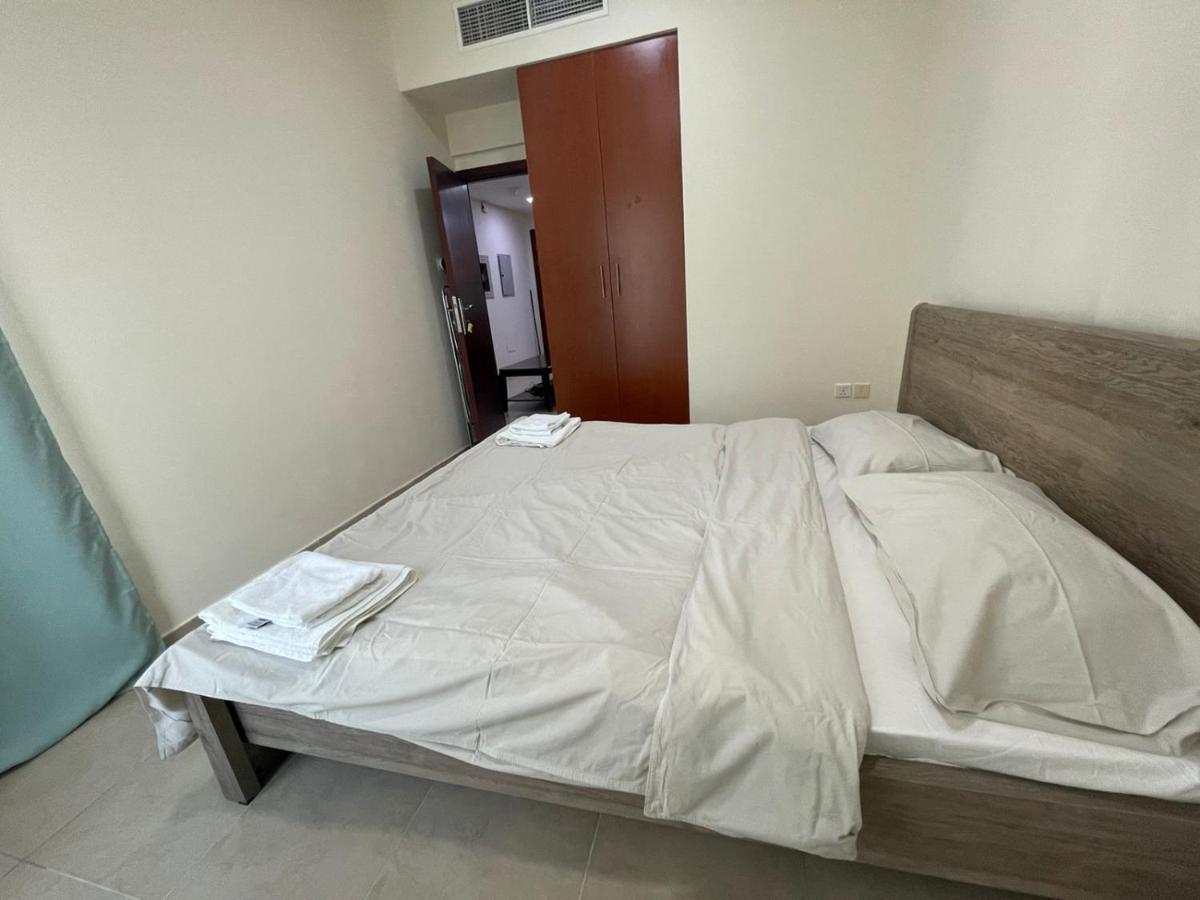 Near Metrocozy & Comfy 1br In Jlt Apartamento Dubái