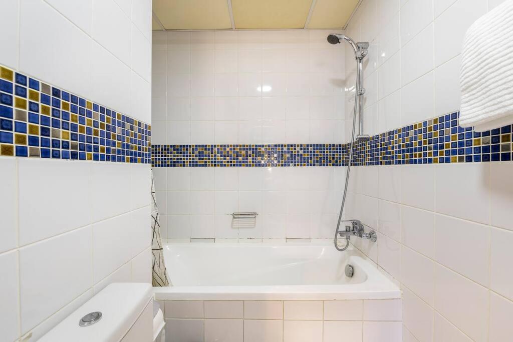La Buena Vida: Luxe Lakeview Near Metro * Dubai
