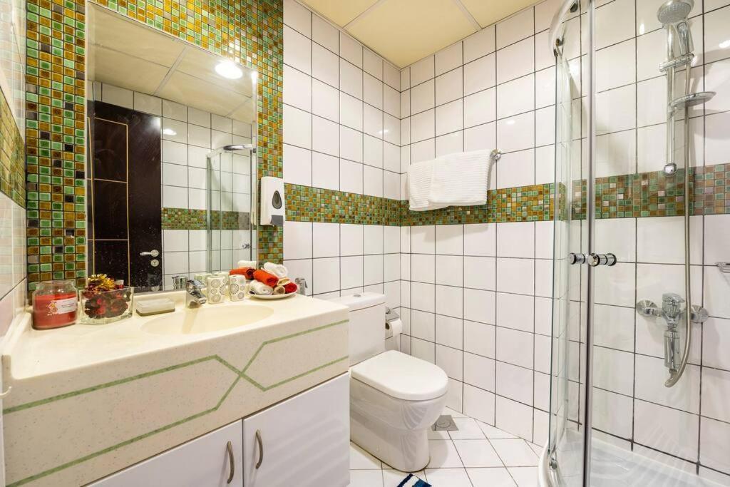 La Buena Vida: Luxe Lakeview Near Metro Apartment