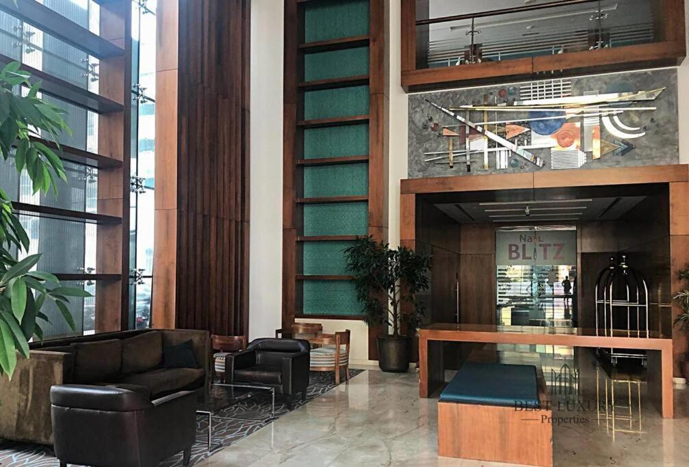 La Buena Vida: Luxe Lakeview Near Metro Dubai