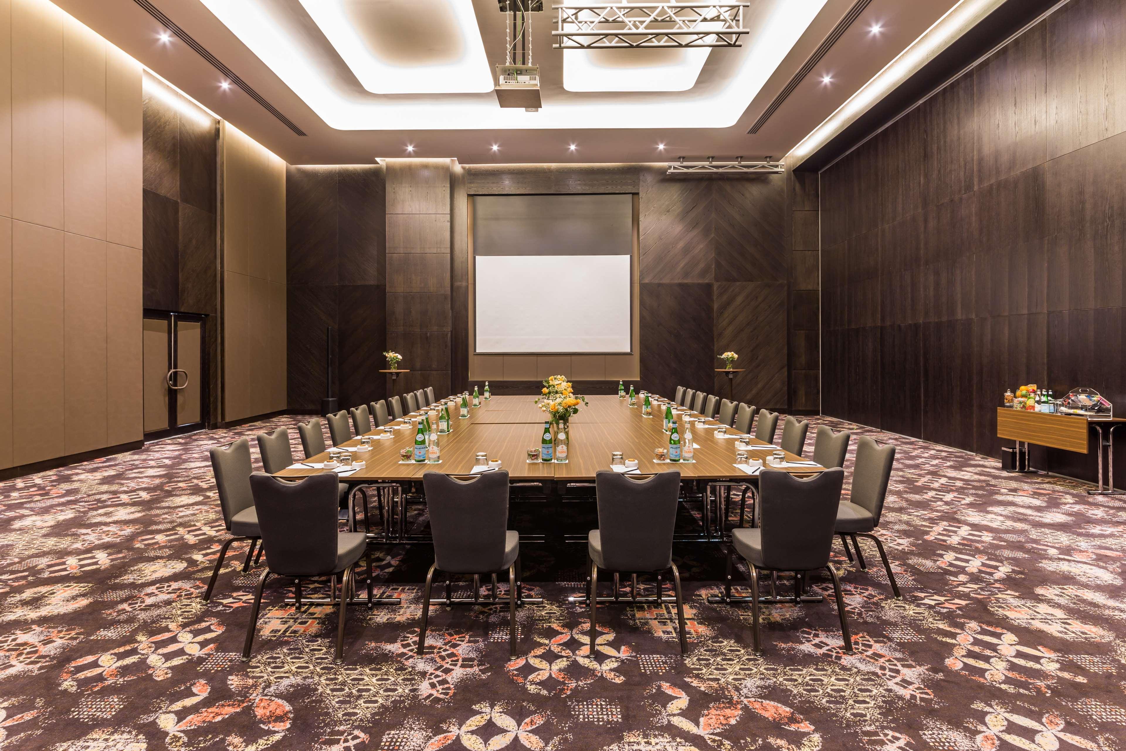 Radisson Blu Hotel, Canal View 5* Dubai