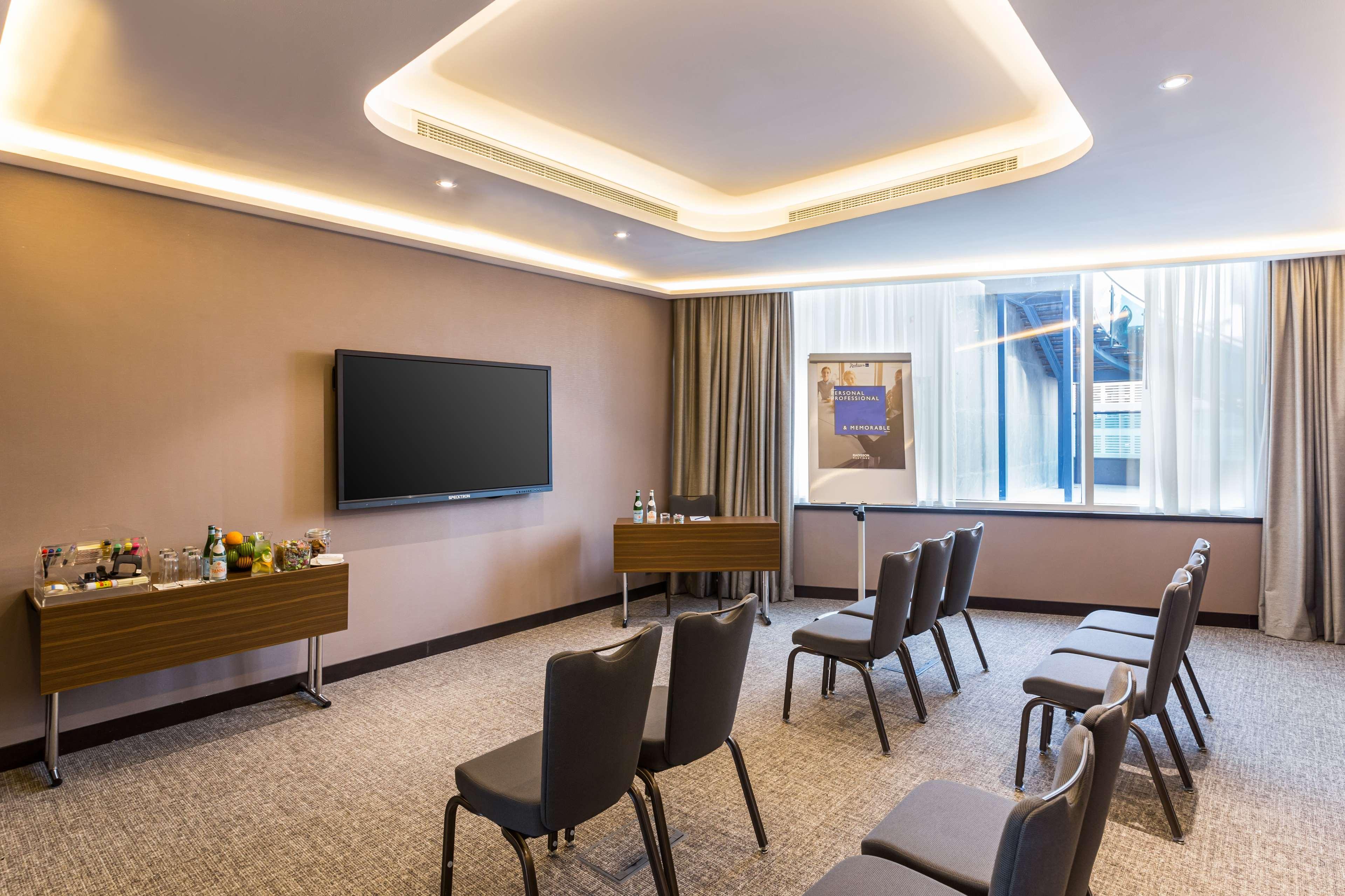 Radisson Blu Hotel, Canal View 5* Dubai
