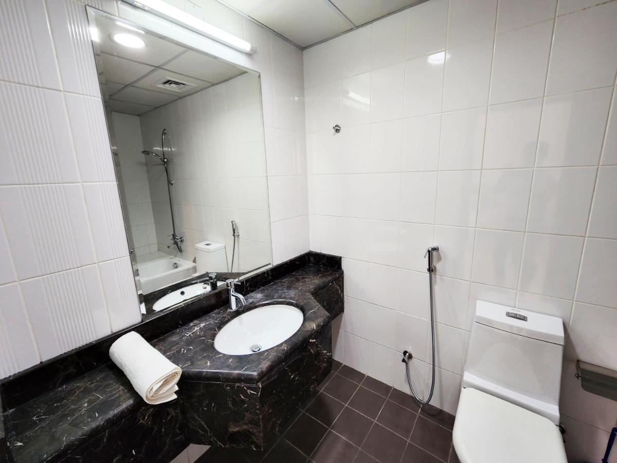 Rh- Modern Elegance 2br, Prime Location, Walk To Mall Apartemen