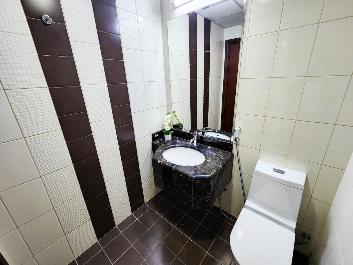Apartemen Rh- Modern Elegance 2br, Prime Location, Walk To Mall *