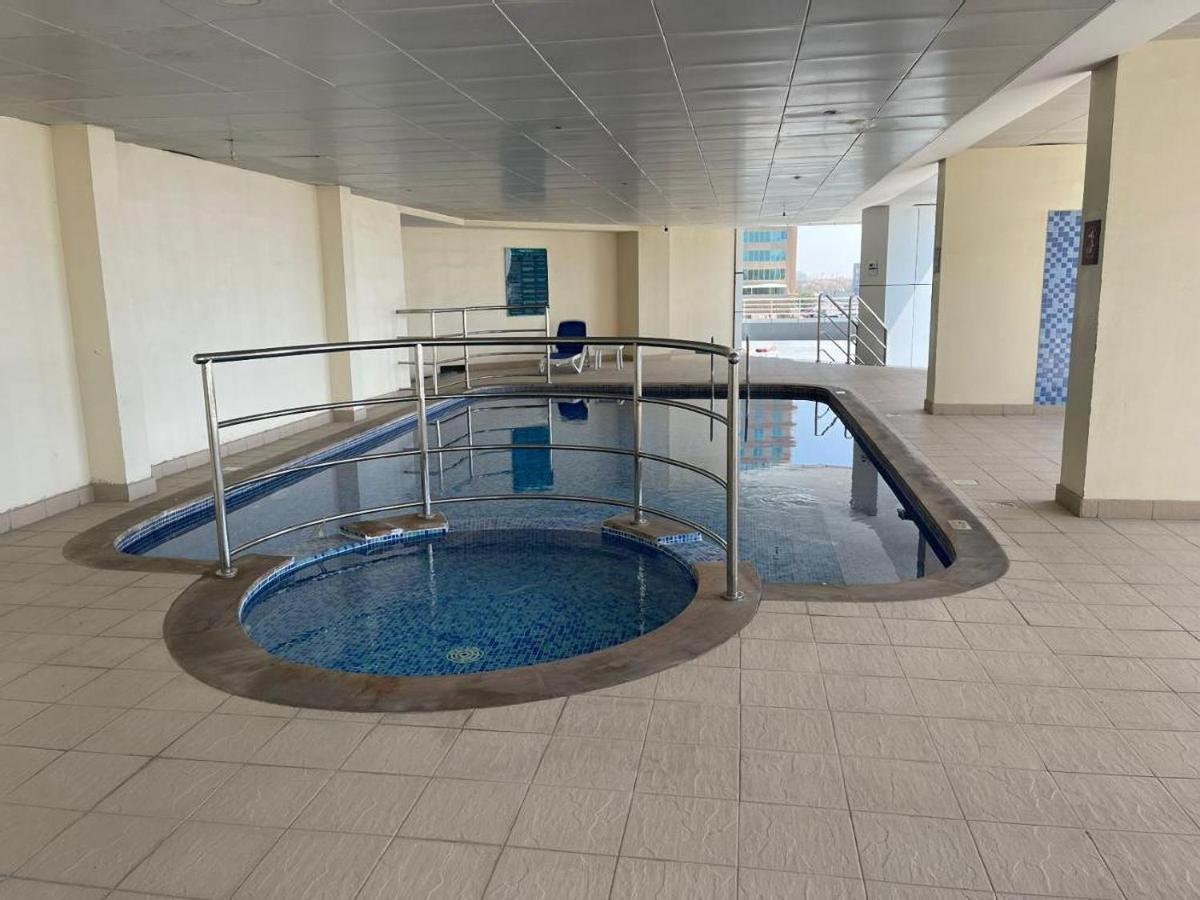 Apartamento Near Metrocozy & Comfy 1br In Jlt Dubái