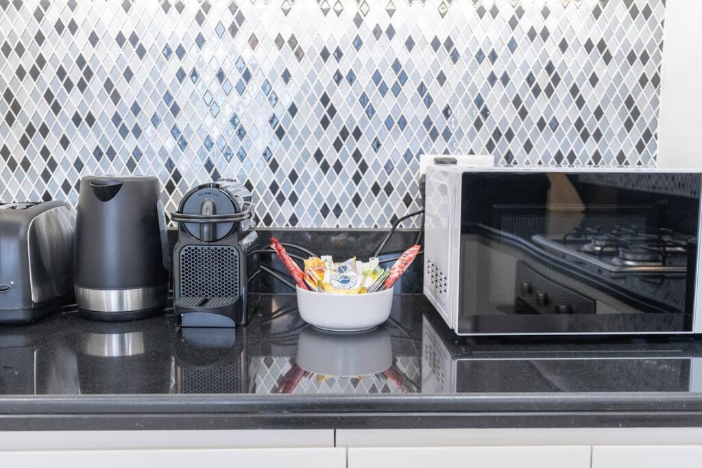 Opulent Hollywood Styled Flat In Paramount Tower