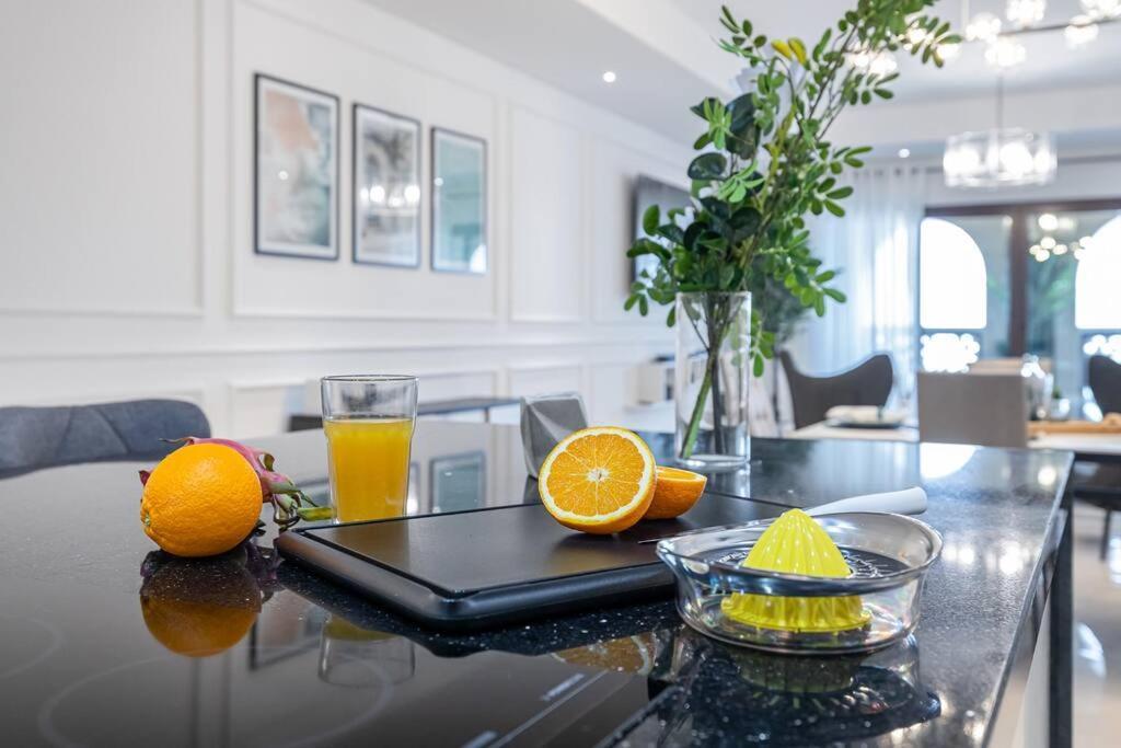 Apartment Ultimate / 4 Beds / Private / The Palm / Beachfront / Upgraded / Full Palm, Marina Skyline, Ain View Dubai