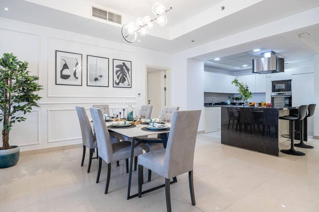 Apartment Ultimate / 4 Beds / Private / The Palm / Beachfront / Upgraded / Full Palm, Marina Skyline, Ain View
