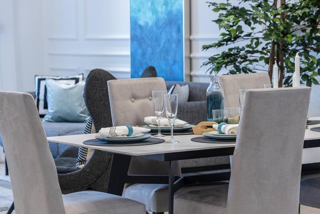 Ultimate / 4 Beds / Private / The Palm / Beachfront / Upgraded / Full Palm, Marina Skyline, Ain View * Dubai