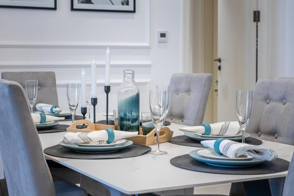 Apartment Ultimate / 4 Beds / Private / The Palm / Beachfront / Upgraded / Full Palm, Marina Skyline, Ain View Dubai