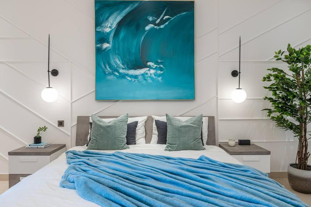 Apartment Ultimate / 4 Beds / Private / The Palm / Beachfront / Upgraded / Full Palm, Marina Skyline, Ain View *