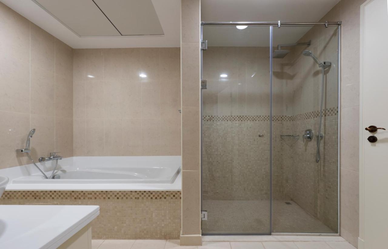 Ultimate / 4 Beds / Private / The Palm / Beachfront / Upgraded / Full Palm, Marina Skyline, Ain View *