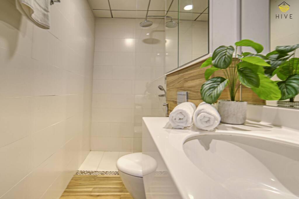 Beautiful 2 Bedroom In J8 *