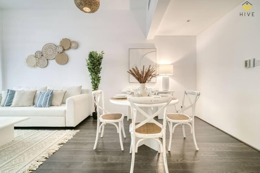 Beautiful 2 Bedroom In J8 *