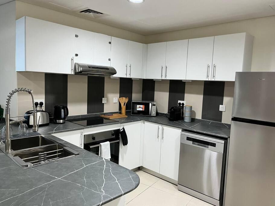 Ocean Heights - Spacious 1 Bedroom With Sea View & Free Parking *