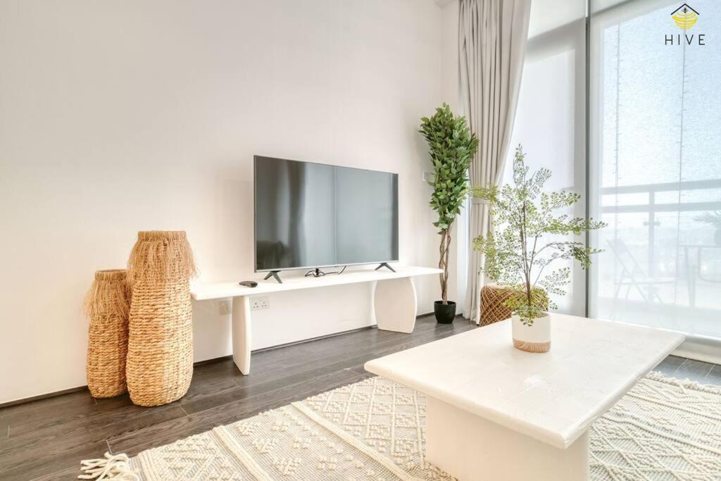 Beautiful 2 Bedroom In J8 * Dubaï