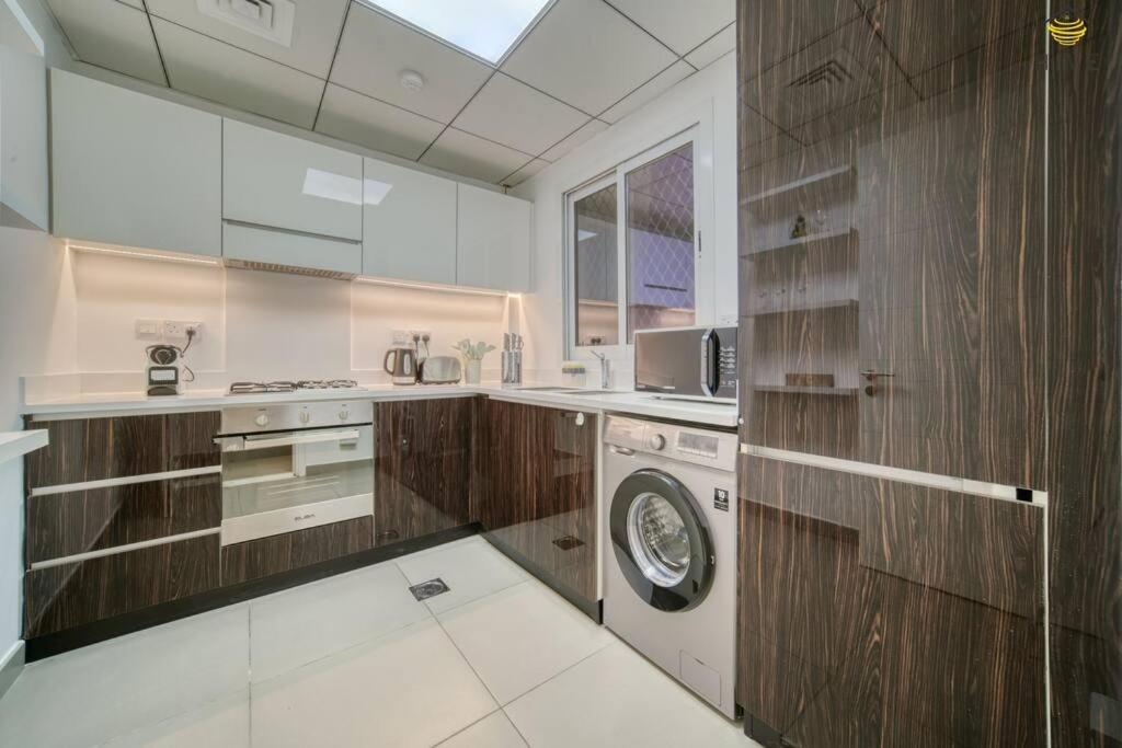 Beautiful 2 Bedroom In J8 * Dubaï