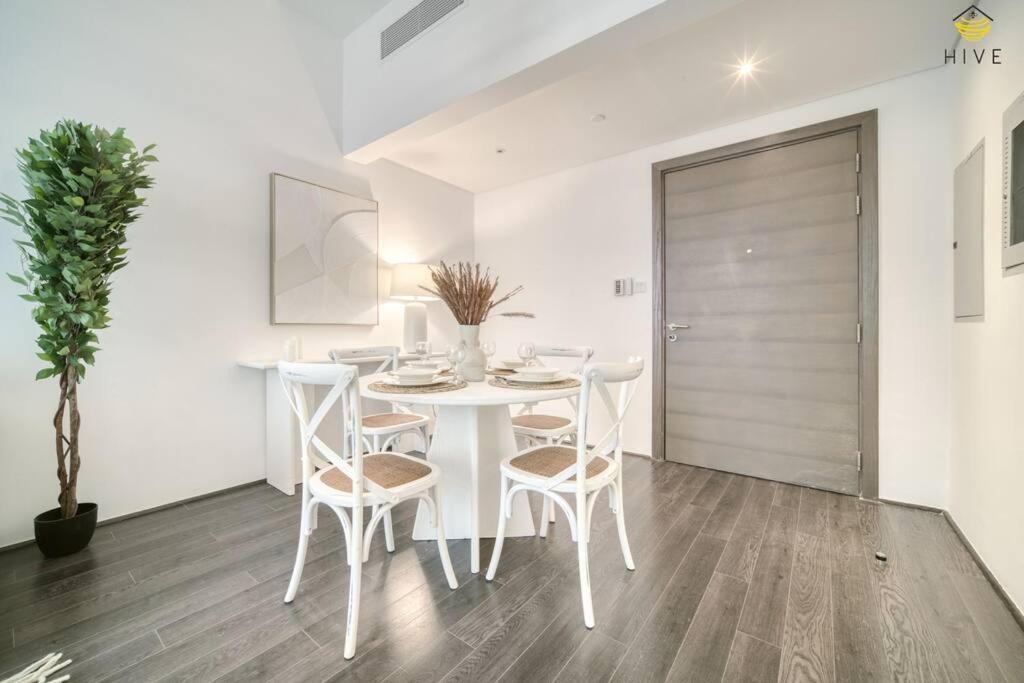 Beautiful 2 Bedroom In J8 * Dubaï