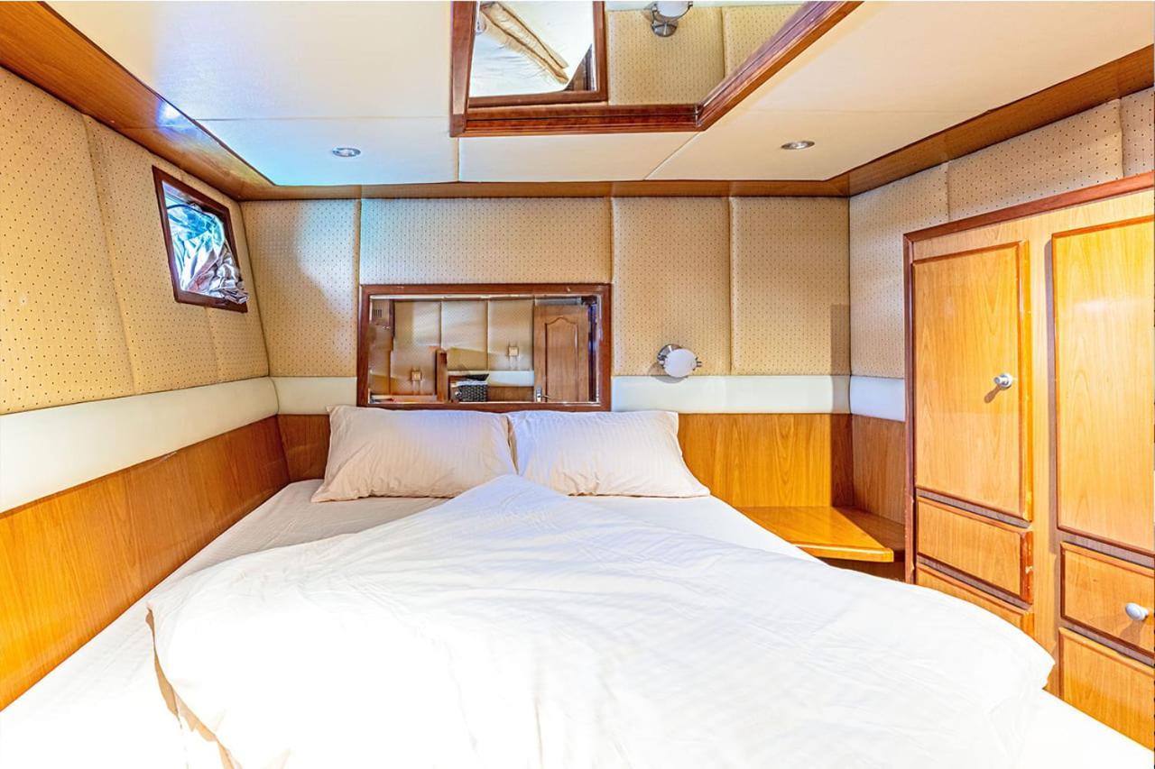 Luxury Yachts - Jumeirah Botel Dubai