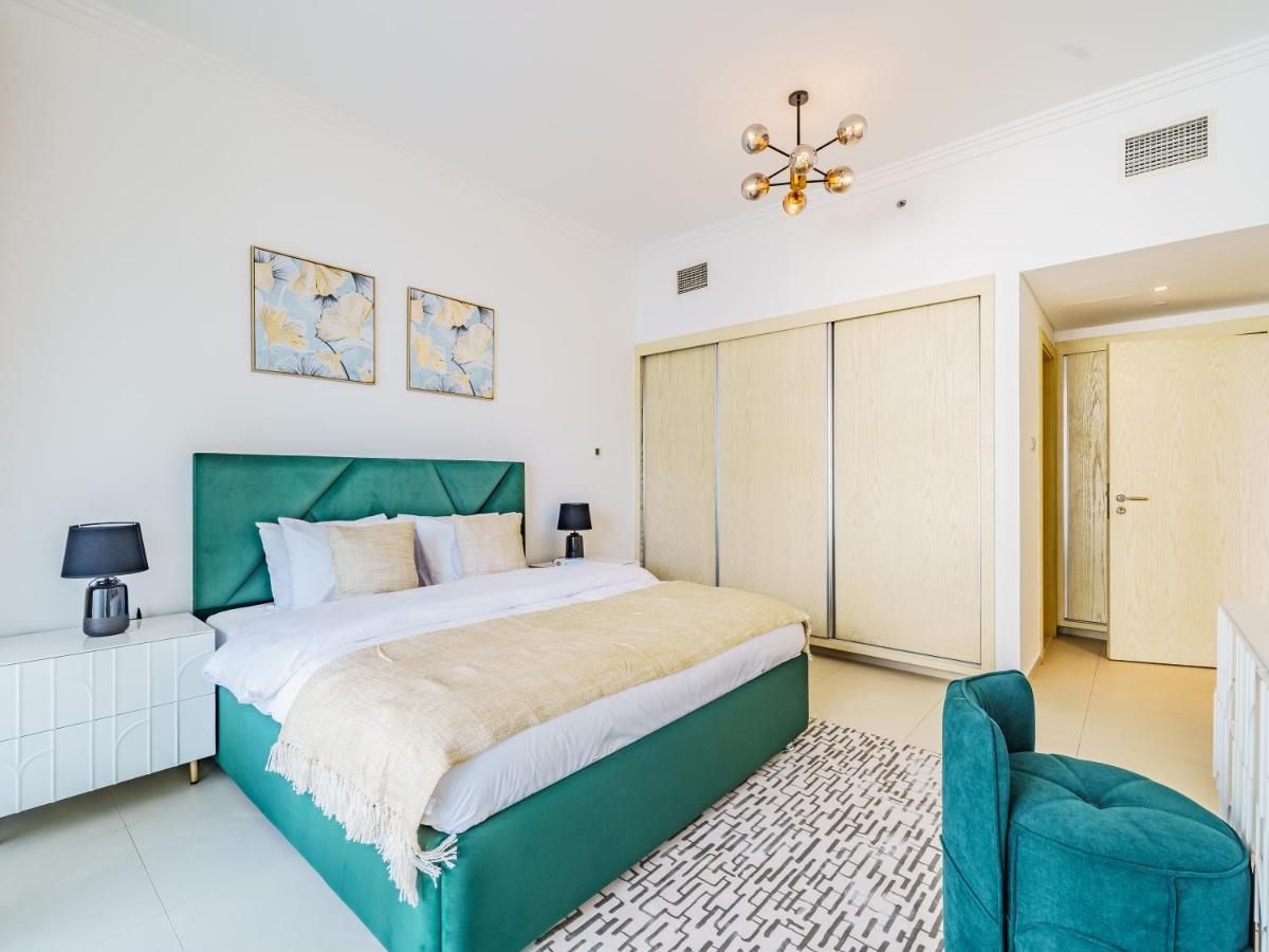 Beautifully Furnished 1br-dubai Eye View And Private Beach Access