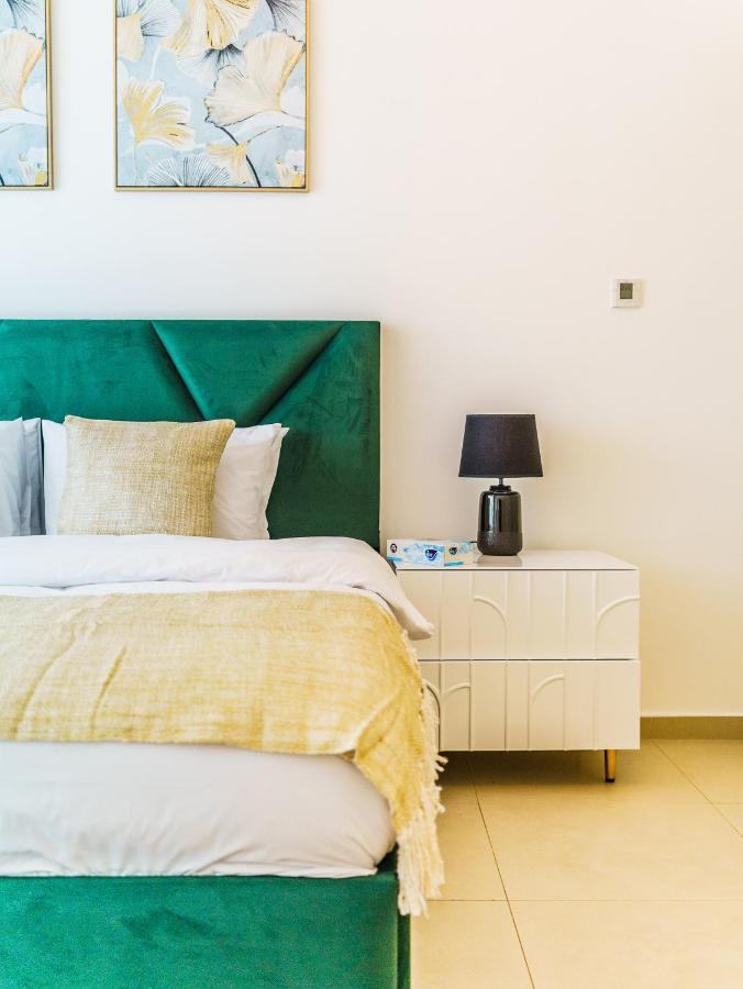 Beautifully Furnished 1br-dubai Eye View And Private Beach Access