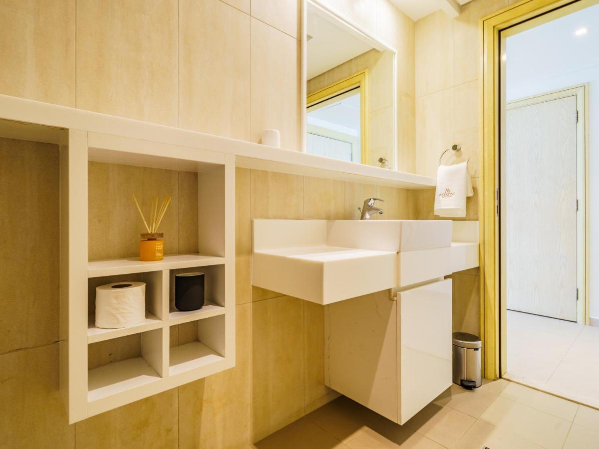 Beautifully Furnished 1br-dubai Eye View And Private Beach Access