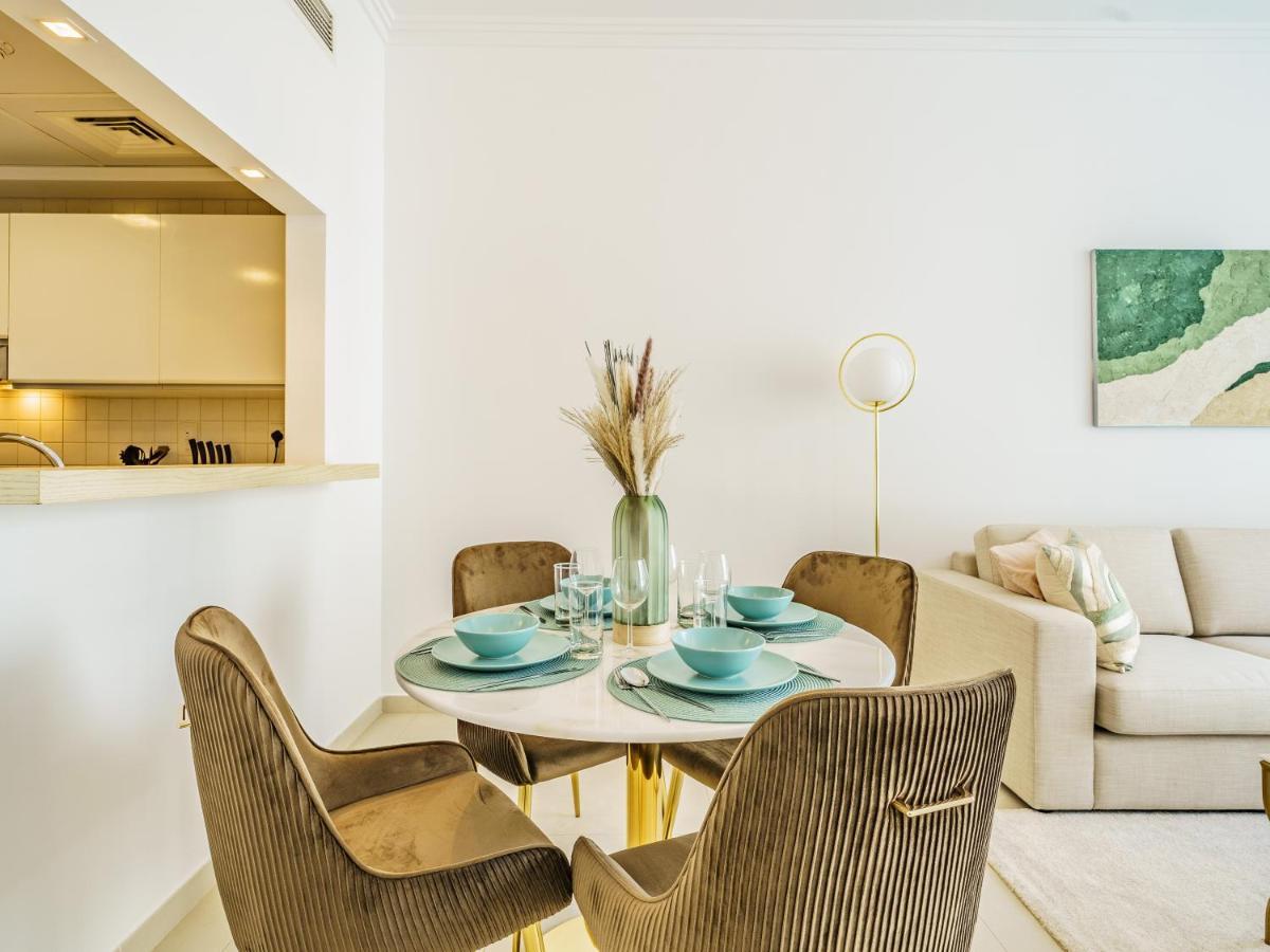 Beautifully Furnished 1br-dubai Eye View And Private Beach Access Appartement