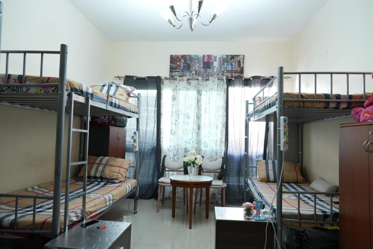 Decent 2 Boys Hostel Near Burjuman Metro Station * Dubái