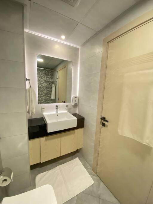 Downtown 7 Minutes Away From Burj Khalifa Apartemen