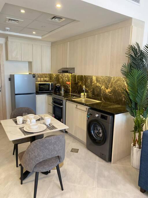 Downtown 7 Minutes Away From Burj Khalifa Apartemen Dubai