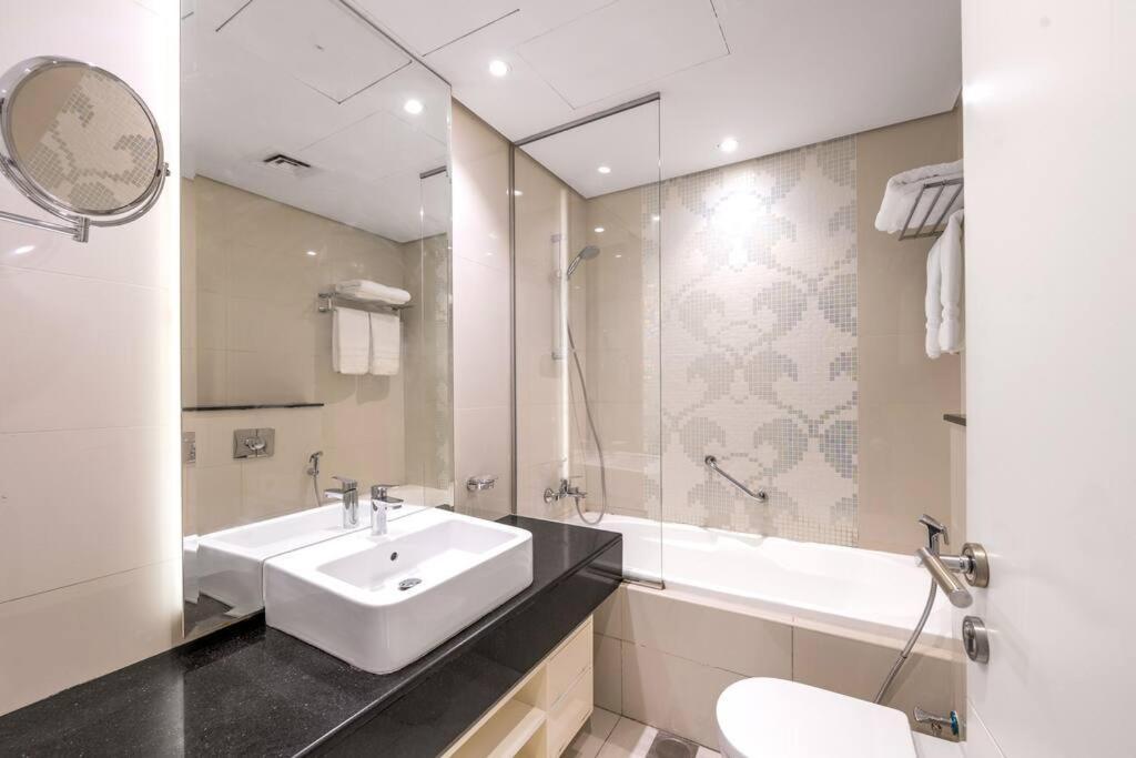 Studio Canal View With Partial Burj Khalifa View 5min To Mall Apartment