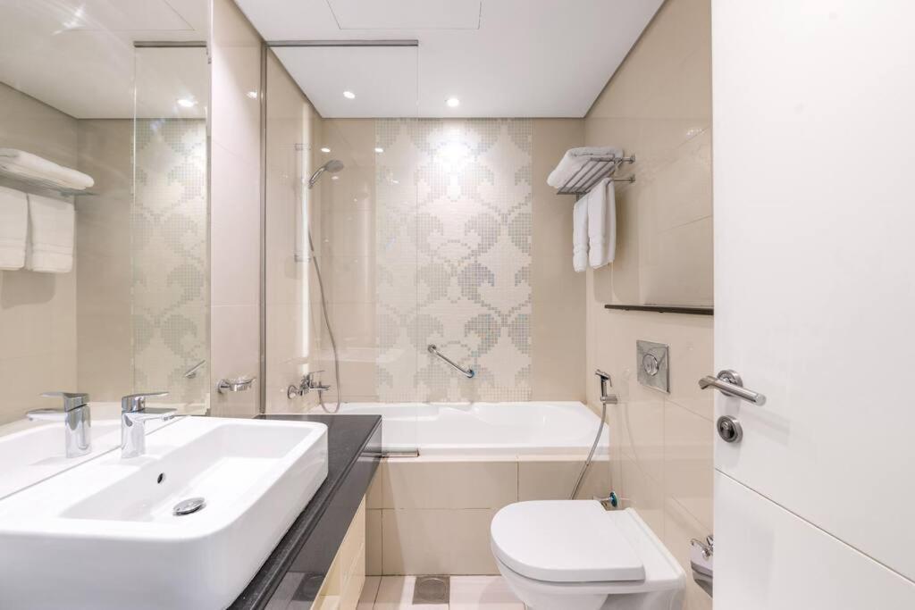 Studio Canal View With Partial Burj Khalifa View 5min To Mall