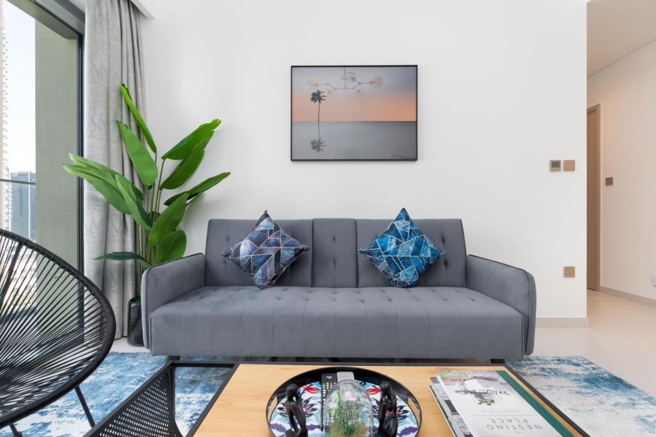 Ultimate / 5 Min Walk From Mall / Brand New / Downtown Lägenhet