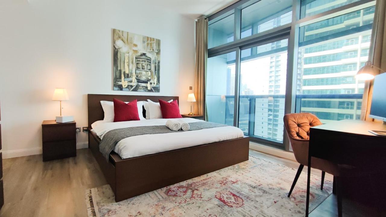 La Buena Vida: Luxe Lakeview Near Metro * Dubai