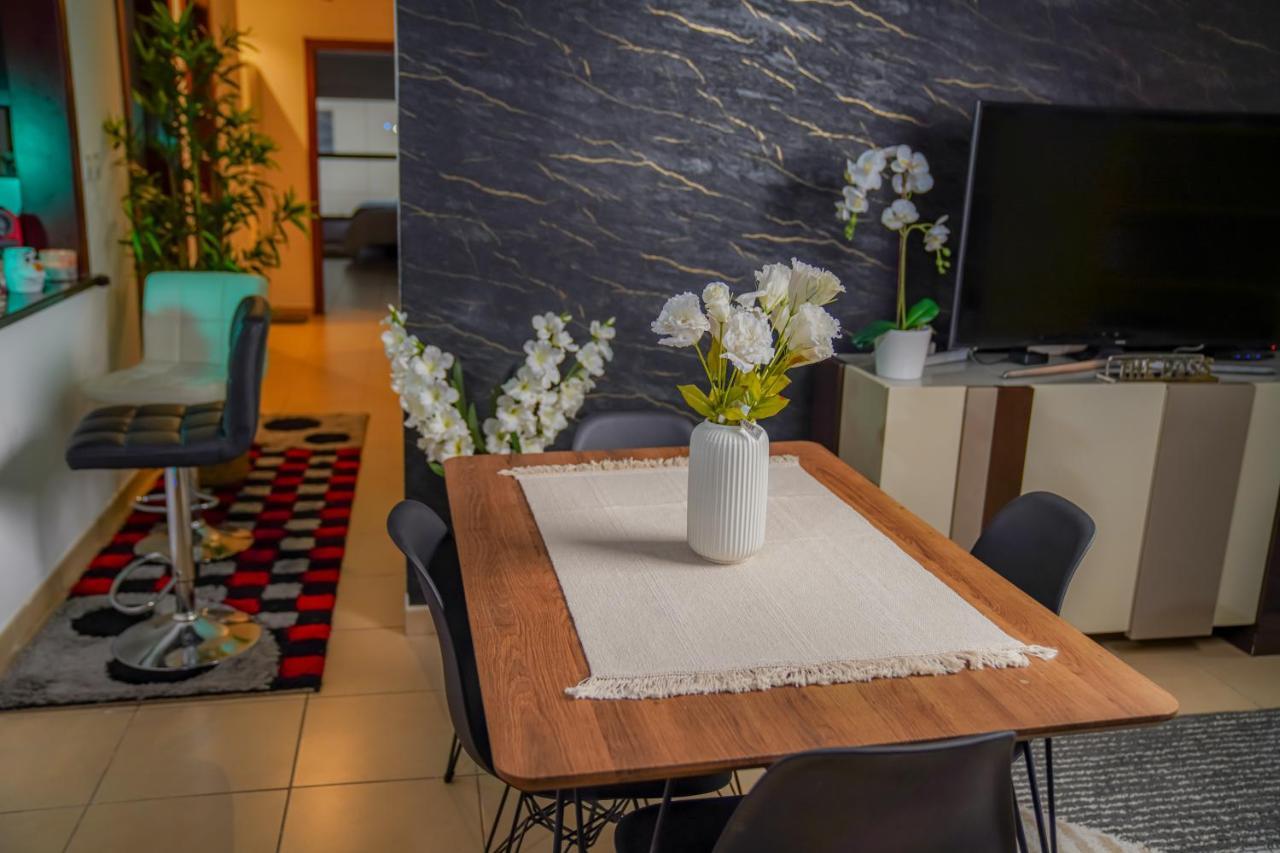 The Journey - Infront Of Tram-metro, Access To Beach, Pool & Gym - Enjoy Our Seaview - Coworking Space - Resident Housekeeping - Inhouse Food Menu - All At Jumierah Beach Residence, Marina Hostal