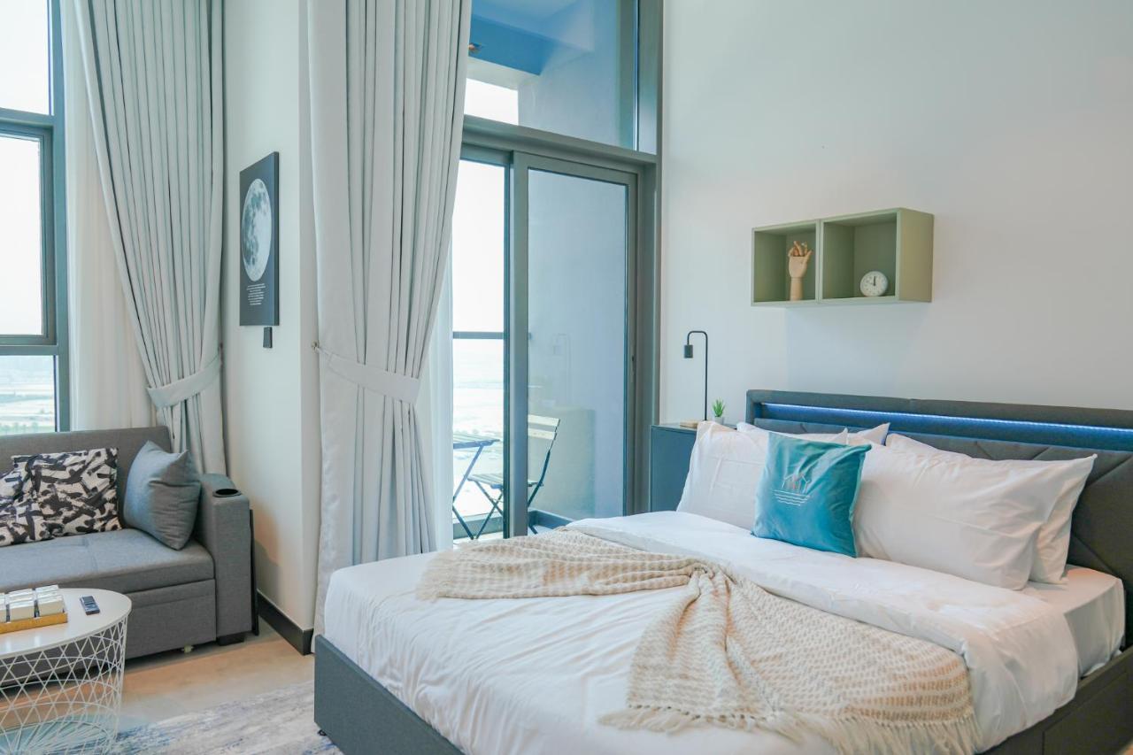 Stylish Loft With Balcony Overlooking Views *