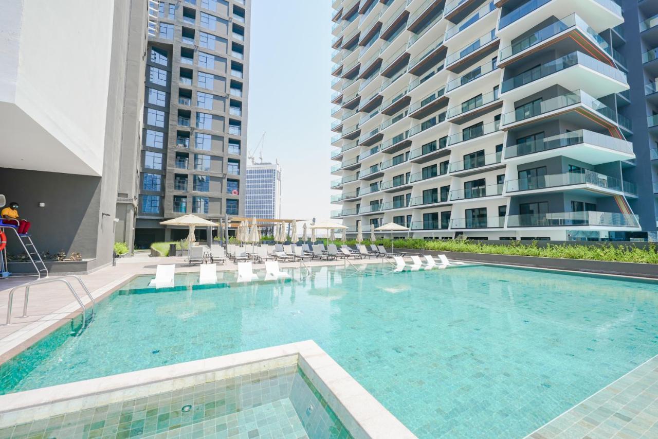Stylish Loft With Balcony Overlooking Views Dubai