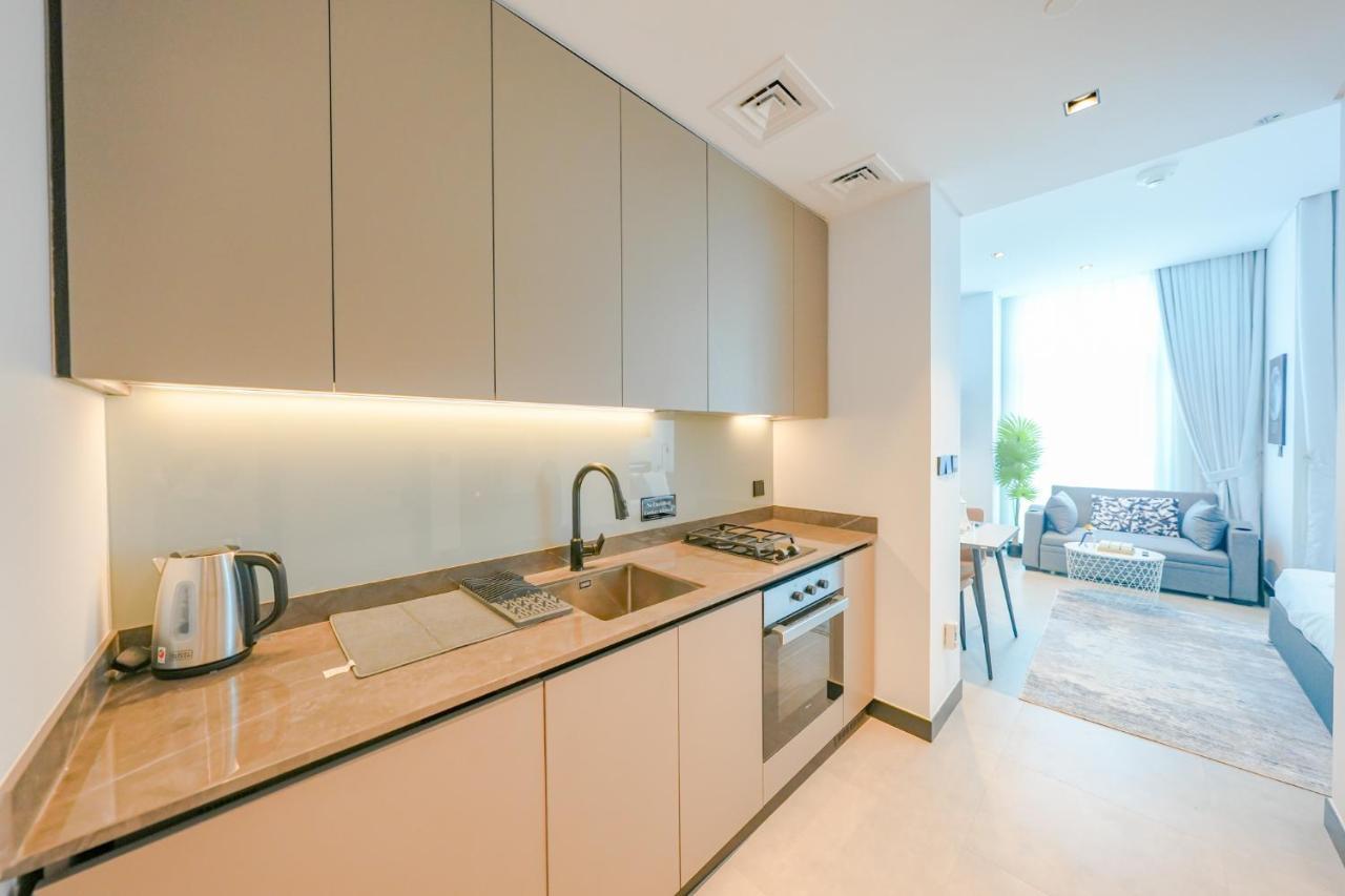Stylish Loft With Balcony Overlooking Views Dubai