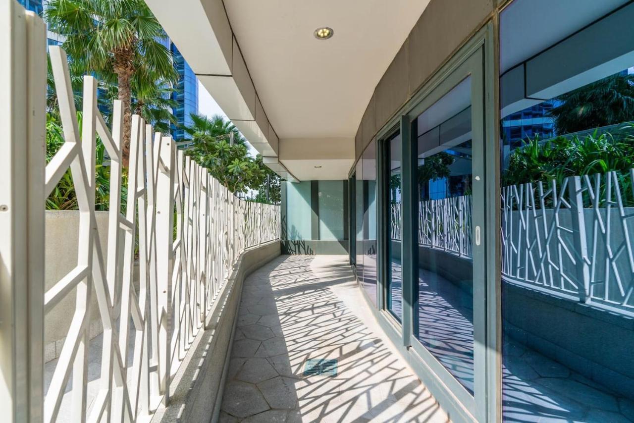 White Sage - Glamorous & Spacious 2br At Damac Paramount Towers