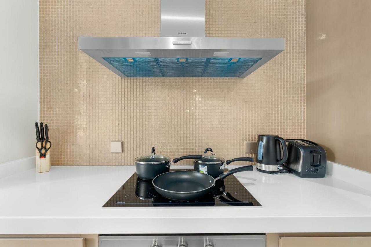White Sage - Glamorous & Spacious 2br At Damac Paramount Towers * Dubai
