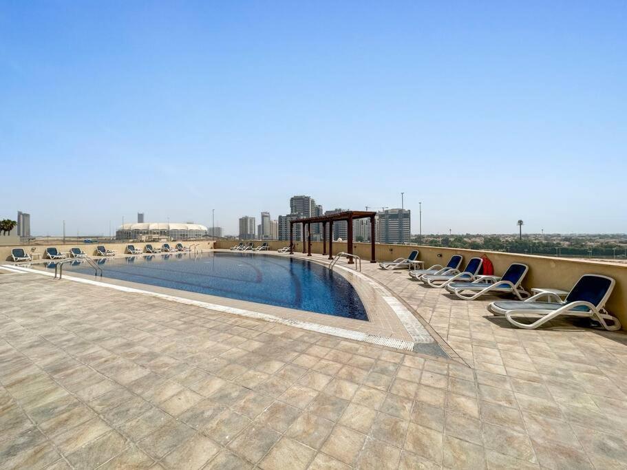 Vibrant With Pool, Gym, Free Parking & Fast Wifi *