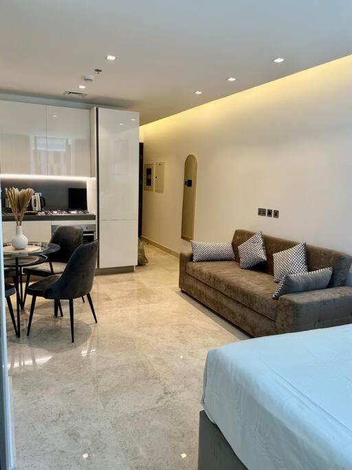 Luxurious Studio In Business Bay Apartment *