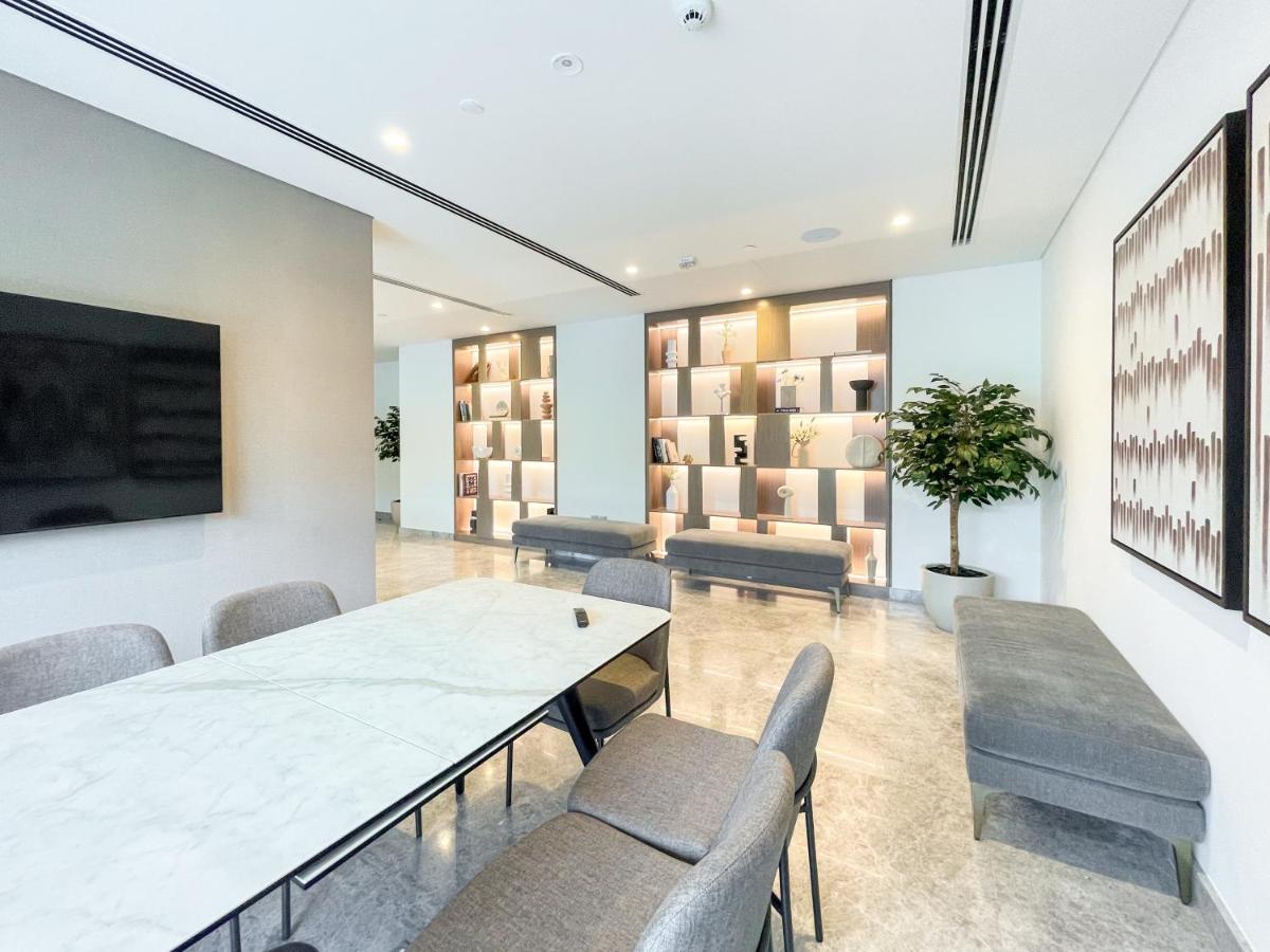 Apartment Beautiful By Mall 161br-2 Dubai