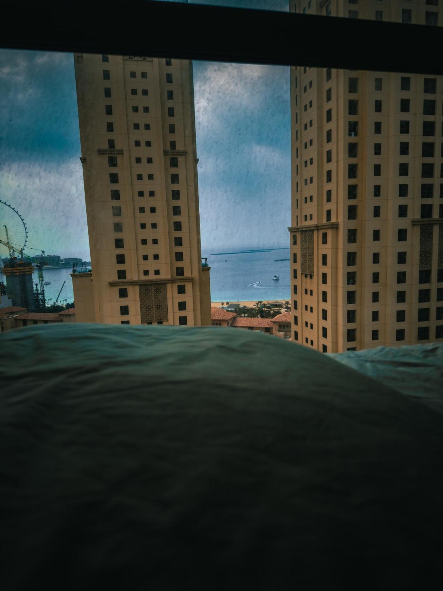 The Journey - Infront Of Tram-metro, Access To Beach, Pool & Gym - Enjoy Our Seaview - Coworking Space - Resident Housekeeping - Inhouse Food Menu - All At Jumierah Beach Residence, Marina Hostal
