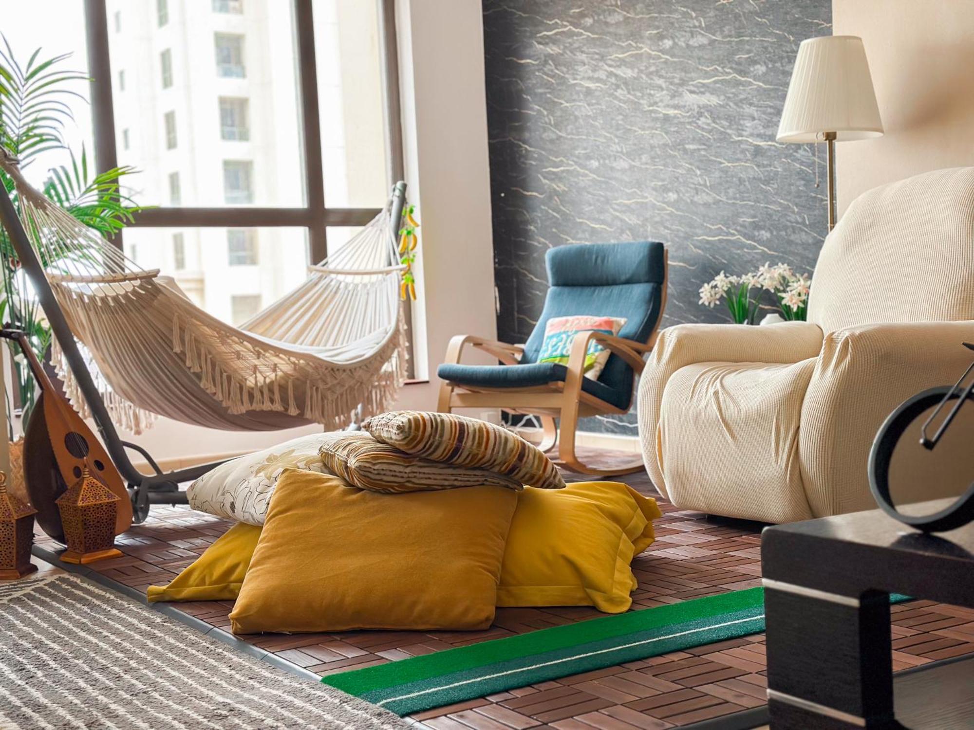 The Journey - Infront Of Tram-metro, Access To Beach, Pool & Gym - Enjoy Our Seaview - Coworking Space - Resident Housekeeping - Inhouse Food Menu - All At Jumierah Beach Residence, Marina Hostal