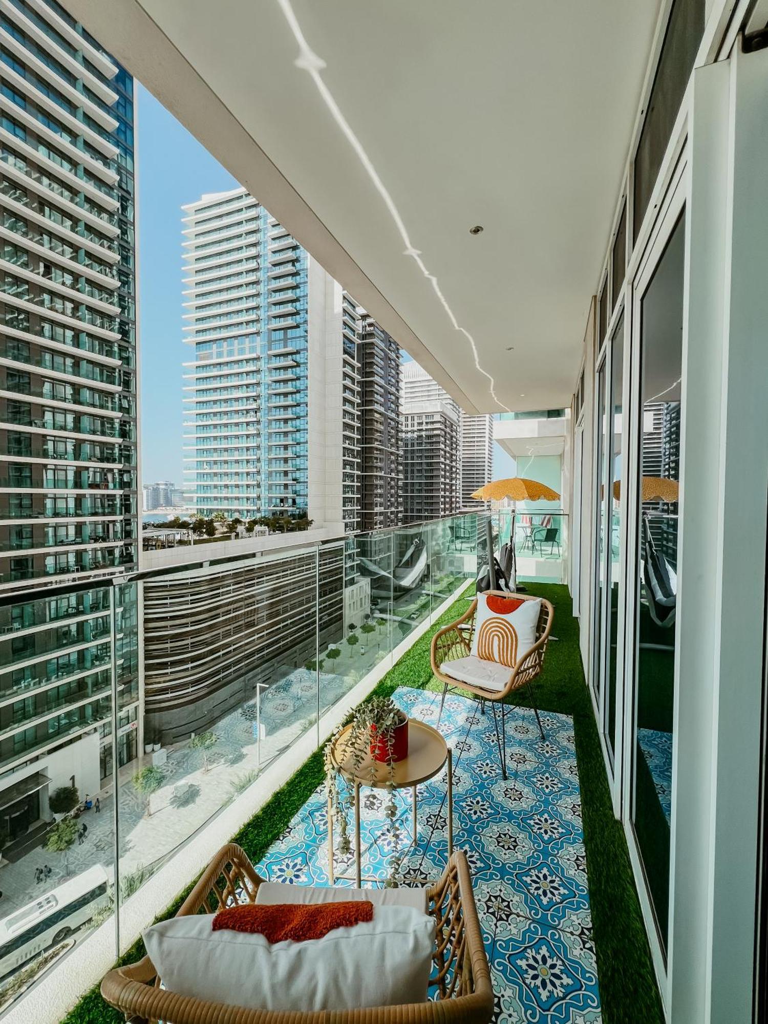 Oceanfront Escape: Stylish 1 Bedroom In Beachfront Dubái