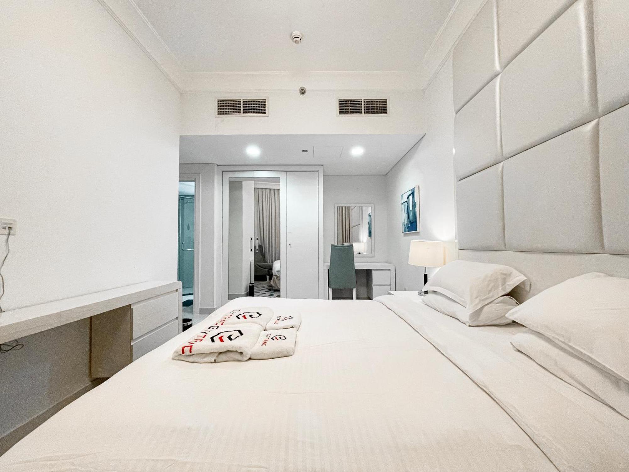 Apartment Three Bedroom Near Mall Street Downtown - Ezytrac