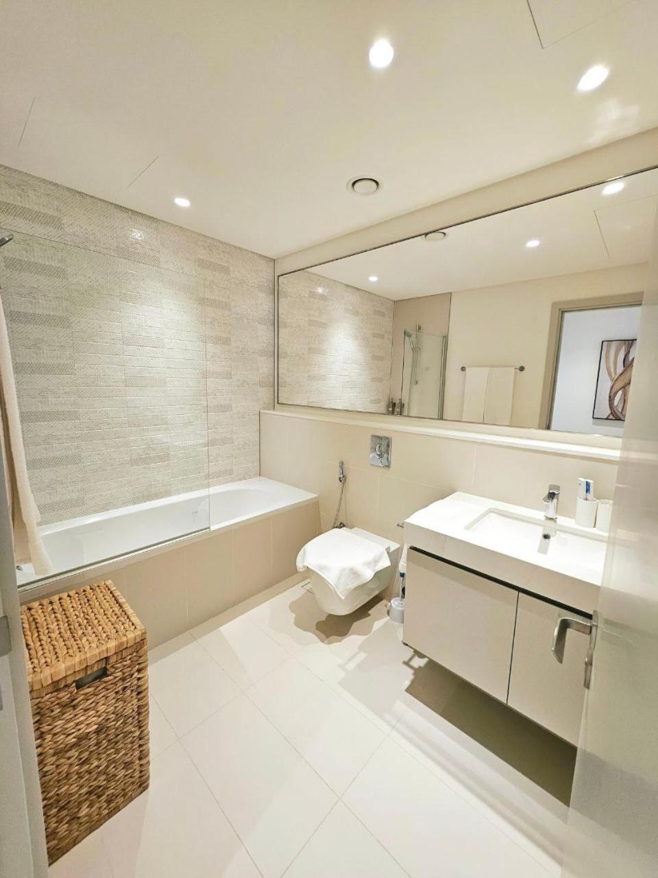 Stunning 2br With Panoramic Sea View In Beachfront - 24ab07 Appartement Dubaï
